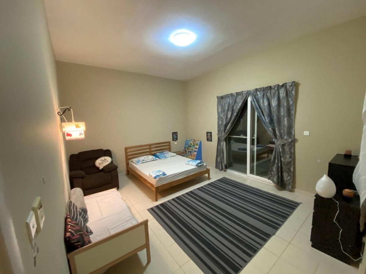 Spacious 4-Bedroom Villa, Children Friendly Dubai Buitenkant foto