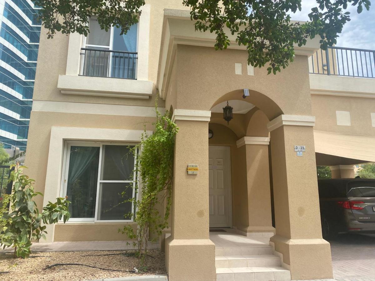 Spacious 4-Bedroom Villa, Children Friendly Dubai Buitenkant foto