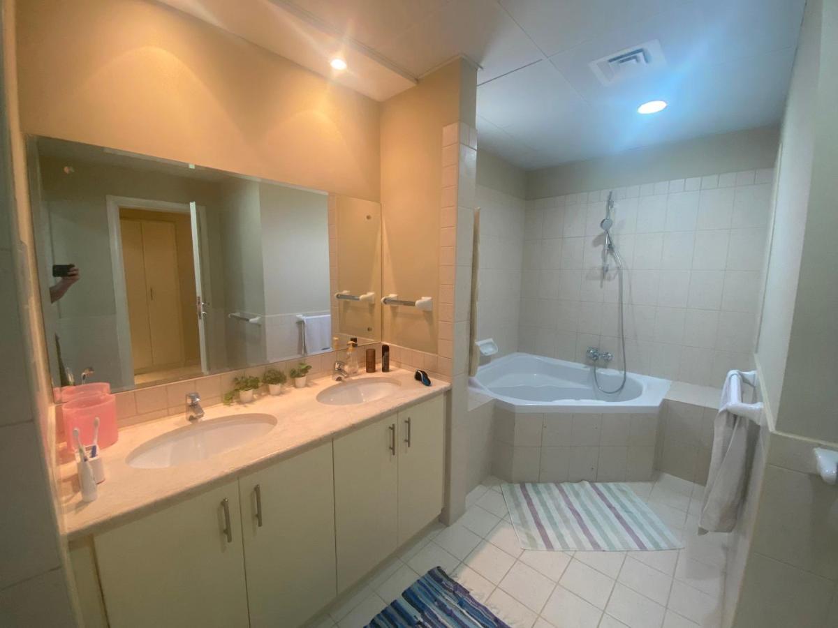 Spacious 4-Bedroom Villa, Children Friendly Dubai Buitenkant foto