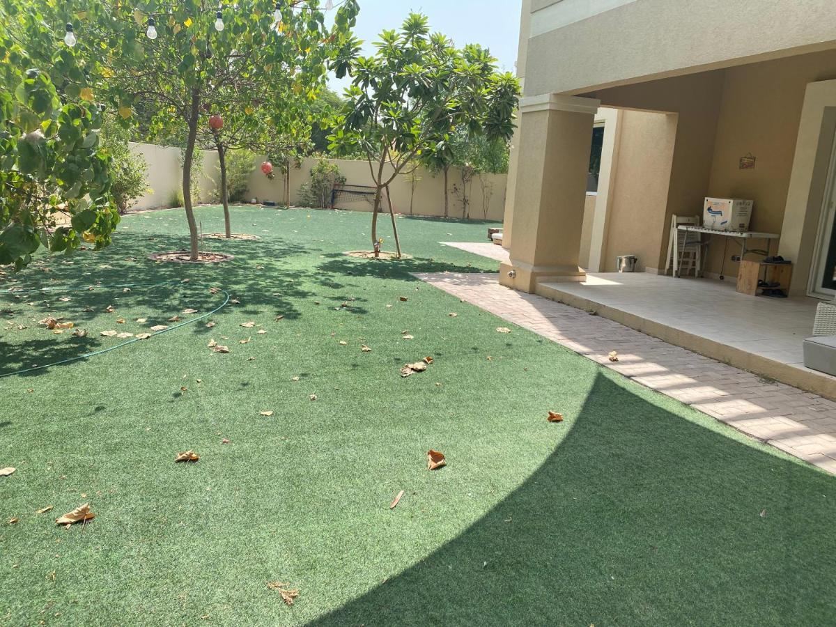 Spacious 4-Bedroom Villa, Children Friendly Dubai Buitenkant foto