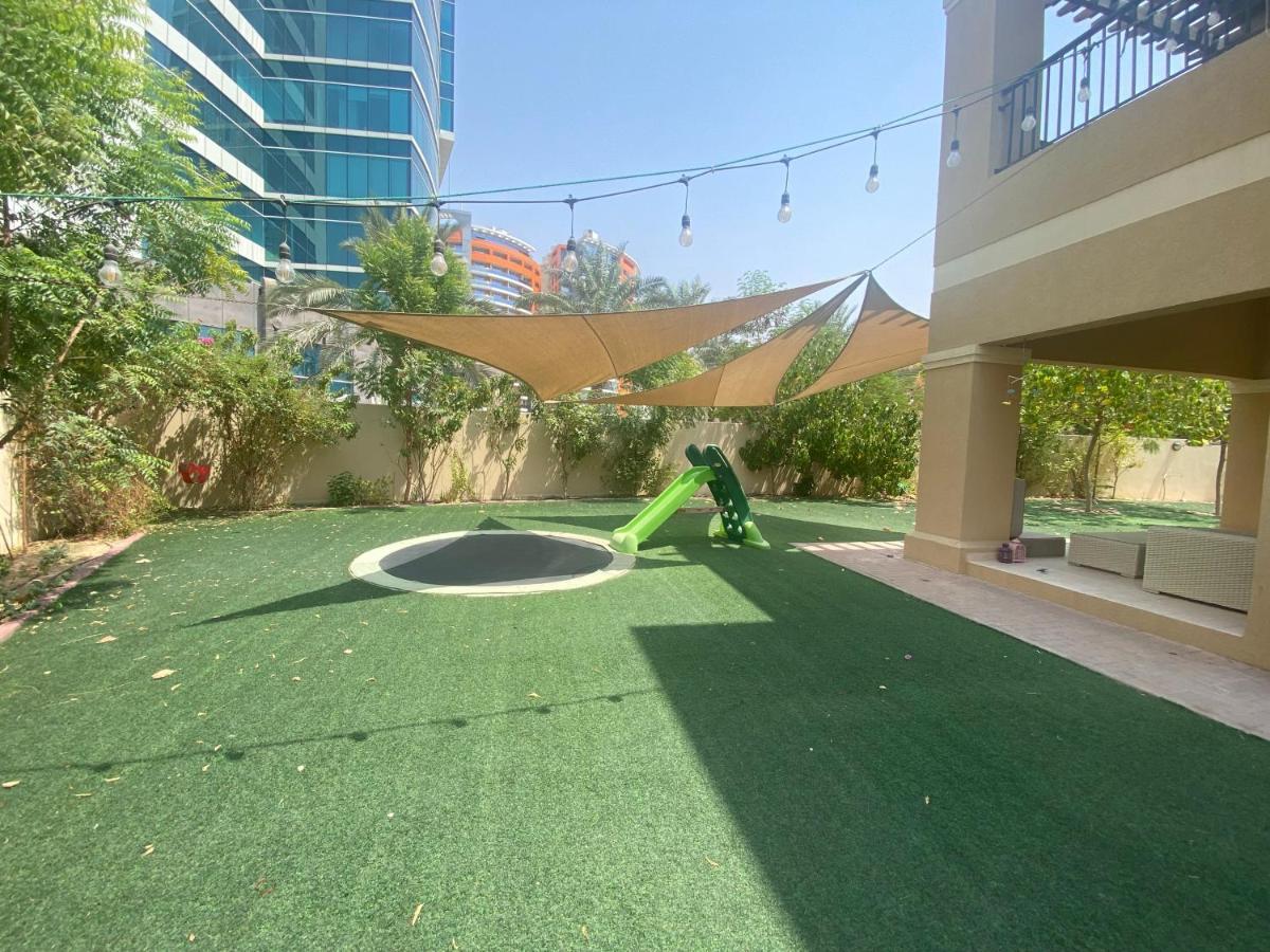Spacious 4-Bedroom Villa, Children Friendly Dubai Buitenkant foto