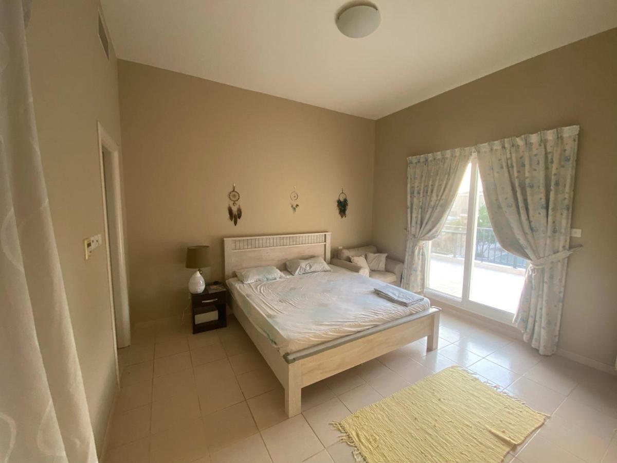 Spacious 4-Bedroom Villa, Children Friendly Dubai Buitenkant foto