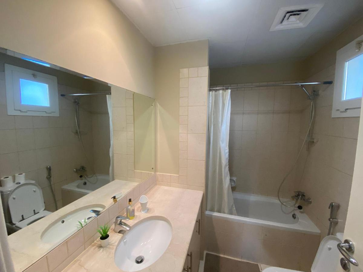 Spacious 4-Bedroom Villa, Children Friendly Dubai Buitenkant foto