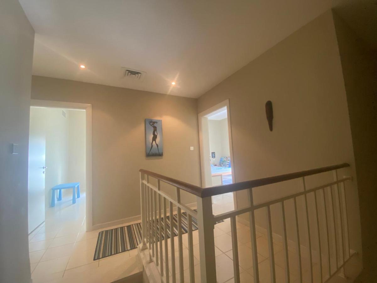 Spacious 4-Bedroom Villa, Children Friendly Dubai Buitenkant foto